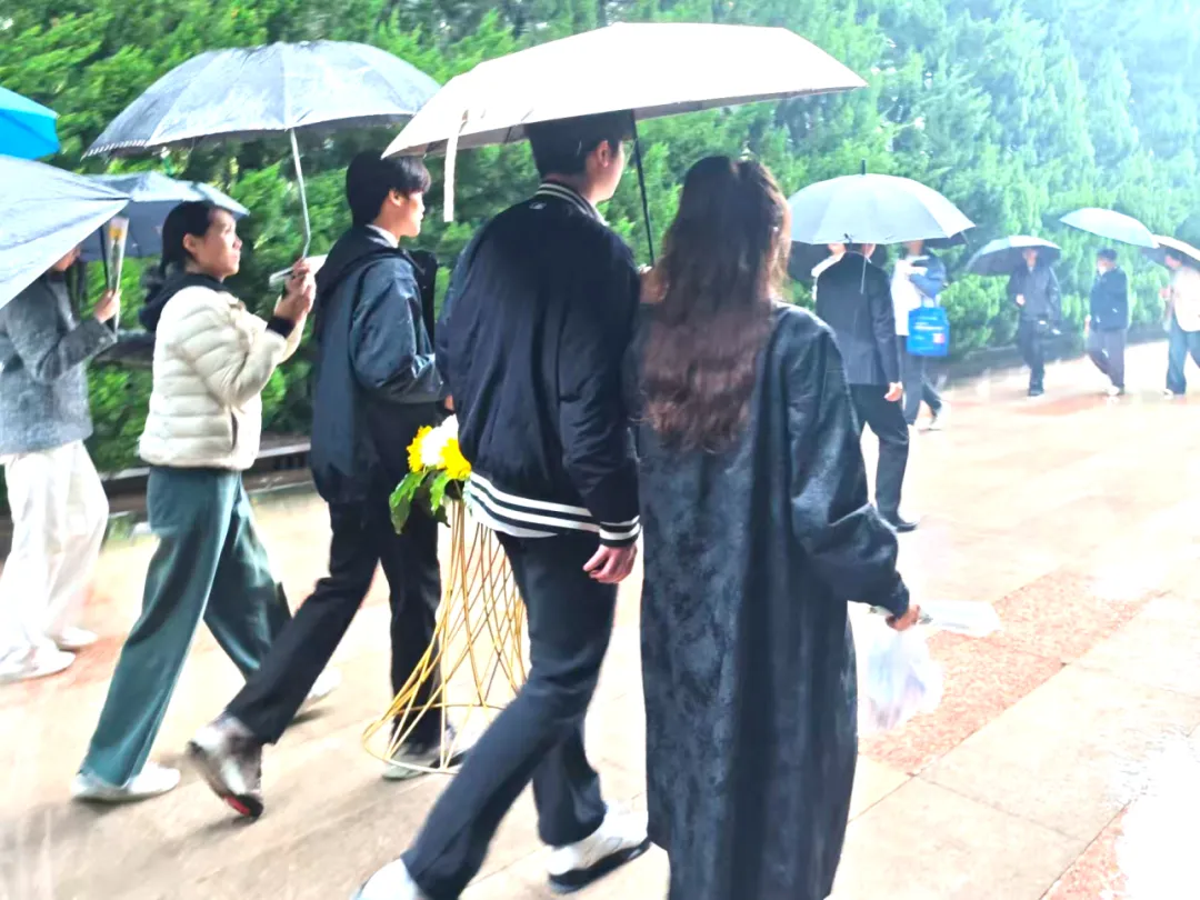 清明祭英烈 丹心照初心|计算机技术与工程学院党总支赴上海龙华烈士陵园开展清明祭扫活动