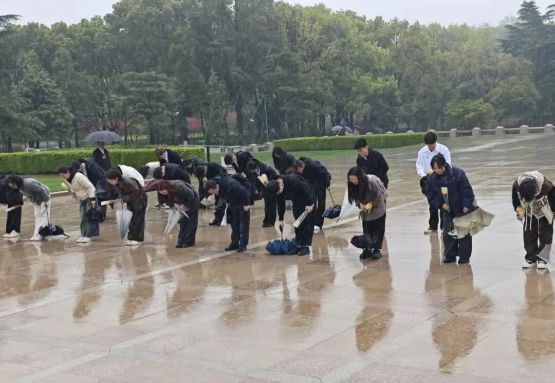 清明祭英烈 丹心照初心|计算机技术与工程学院党总支赴上海龙华烈士陵园开展清明祭扫活动