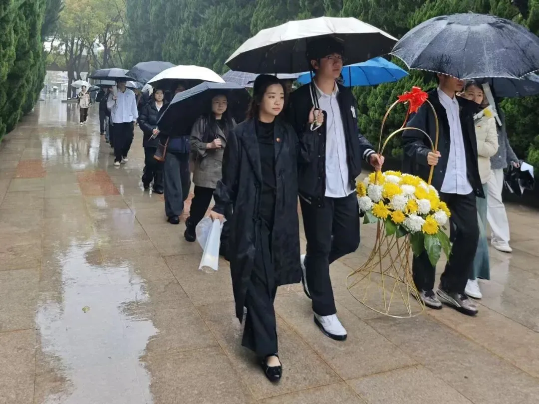 清明祭英烈 丹心照初心|计算机技术与工程学院党总支赴上海龙华烈士陵园开展清明祭扫活动