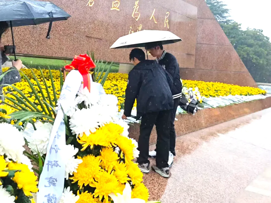 清明祭英烈 丹心照初心|计算机技术与工程学院党总支赴上海龙华烈士陵园开展清明祭扫活动