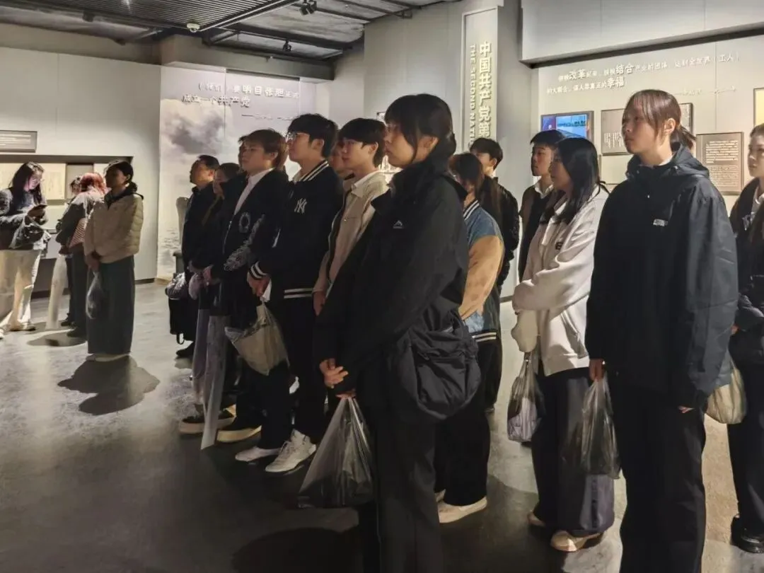 清明祭英烈 丹心照初心|计算机技术与工程学院党总支赴上海龙华烈士陵园开展清明祭扫活动