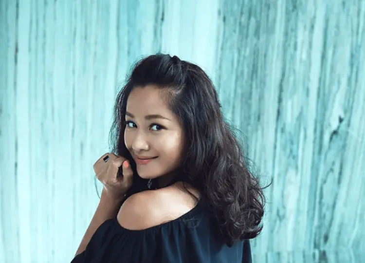 54岁瞿颖零营销翻红,49岁李心洁再战江湖:那个年代偶像的含金量,正在血洗内娱