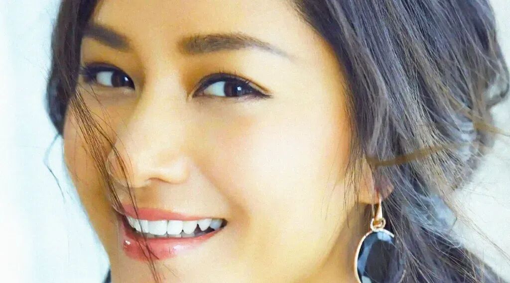 54岁瞿颖零营销翻红,49岁李心洁再战江湖:那个年代偶像的含金量,正在血洗内娱