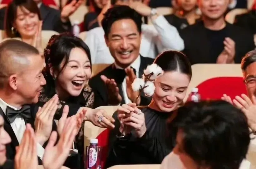 54岁瞿颖零营销翻红,49岁李心洁再战江湖:那个年代偶像的含金量,正在血洗内娱