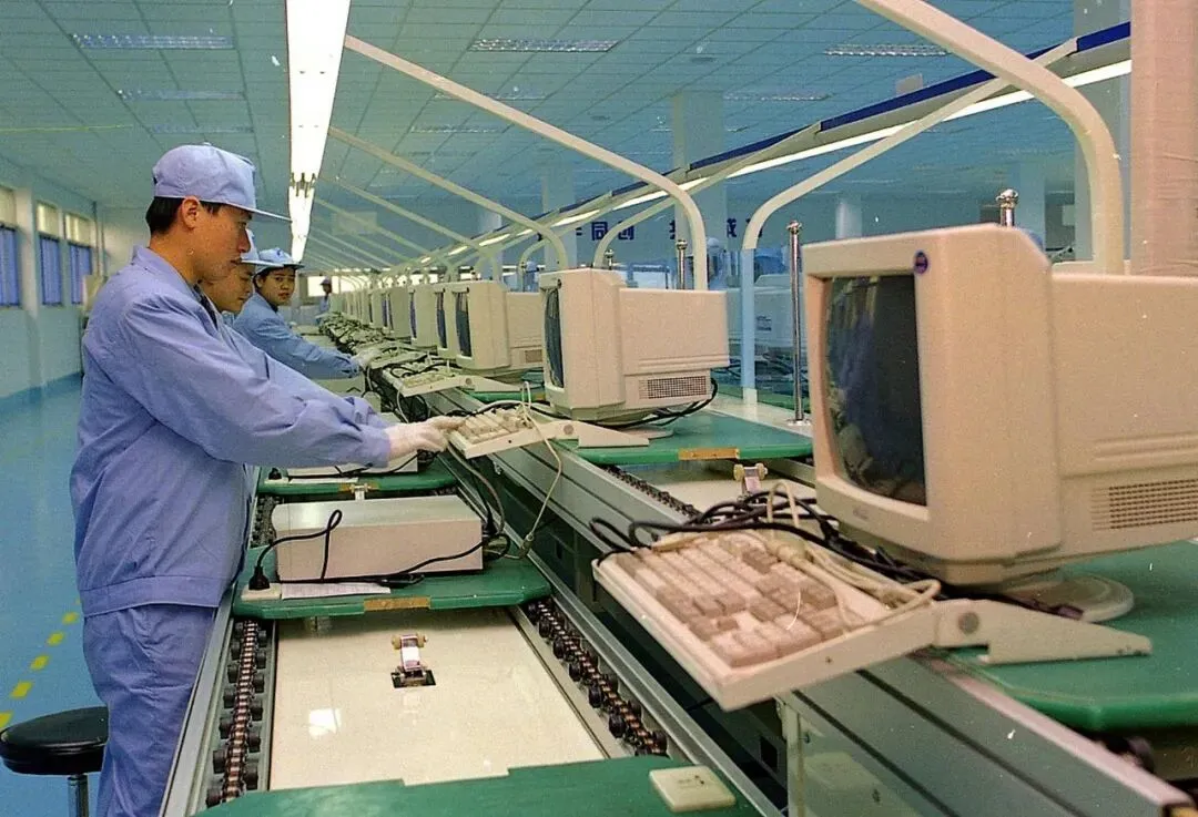 苹果终于向中国市场低头?iPhone18国行版电池破5000mAh+自研基带,多年笑话一次补齐!