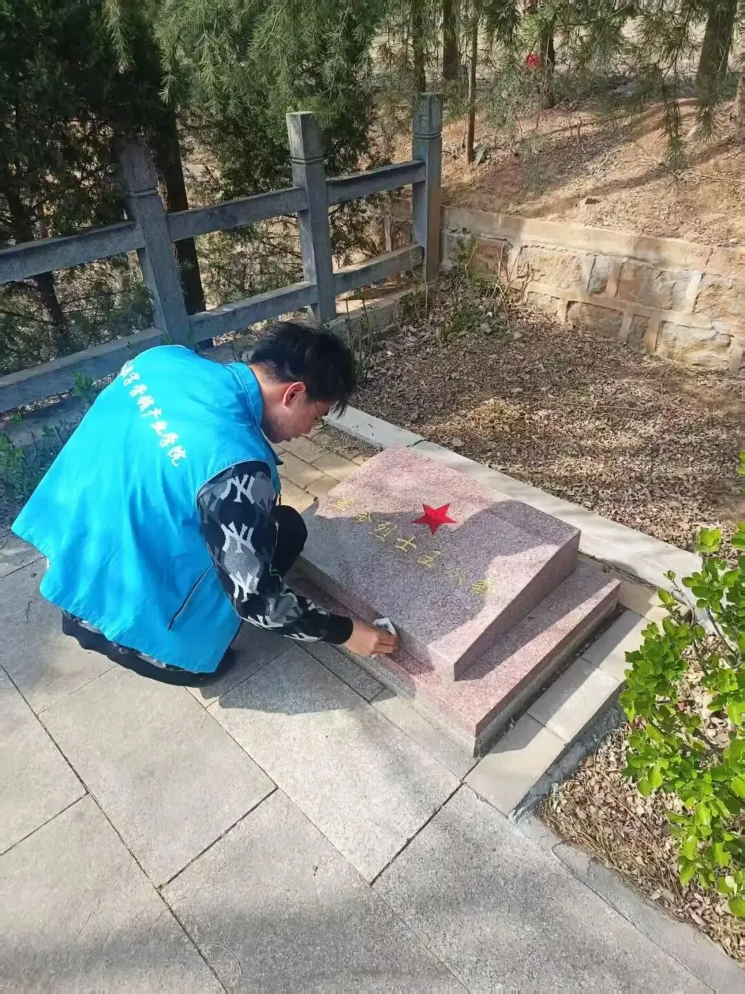 数字营销系开展“缅怀英烈,砥砺前行”清明节志愿公益活动