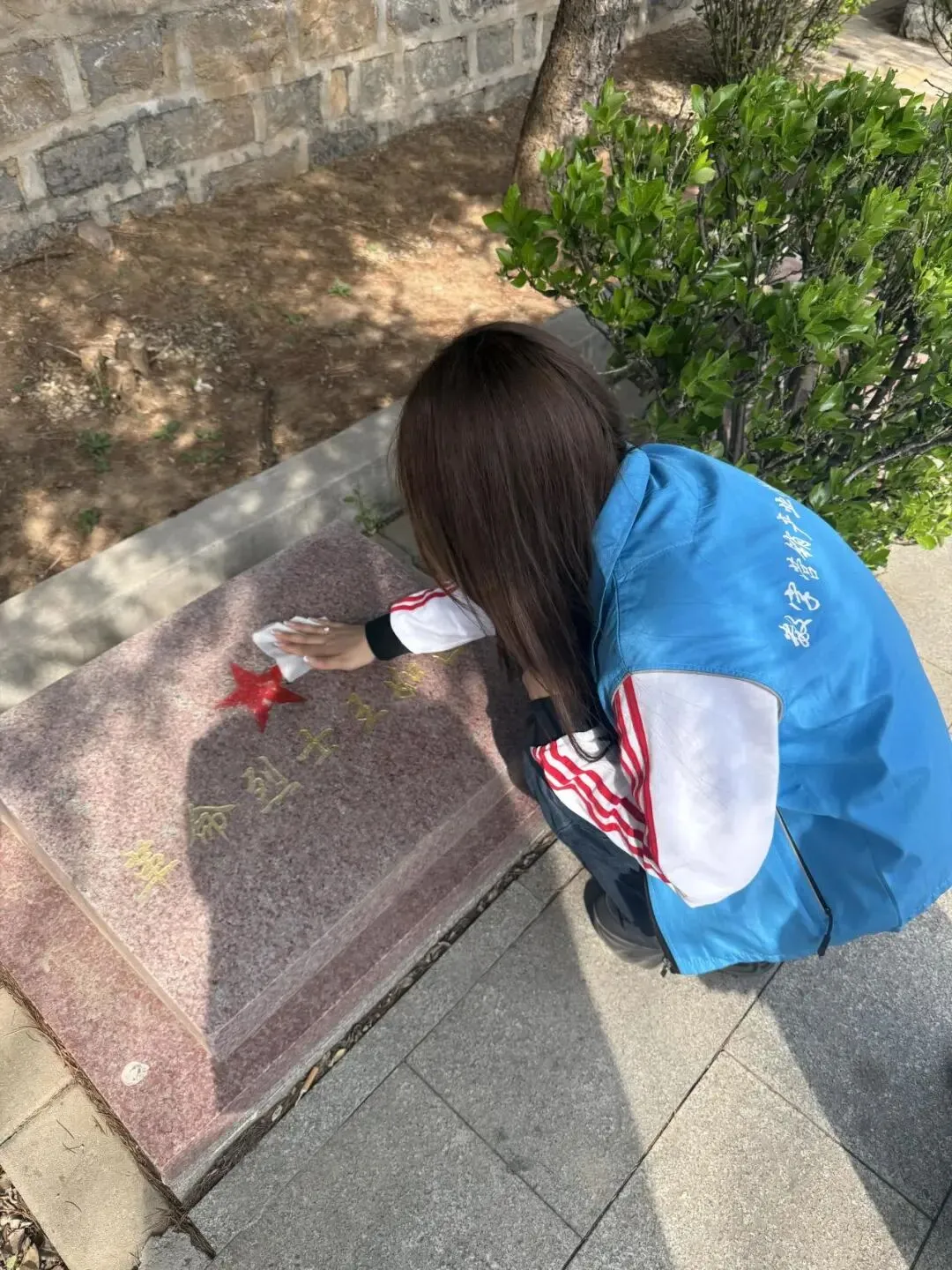 数字营销系开展“缅怀英烈,砥砺前行”清明节志愿公益活动