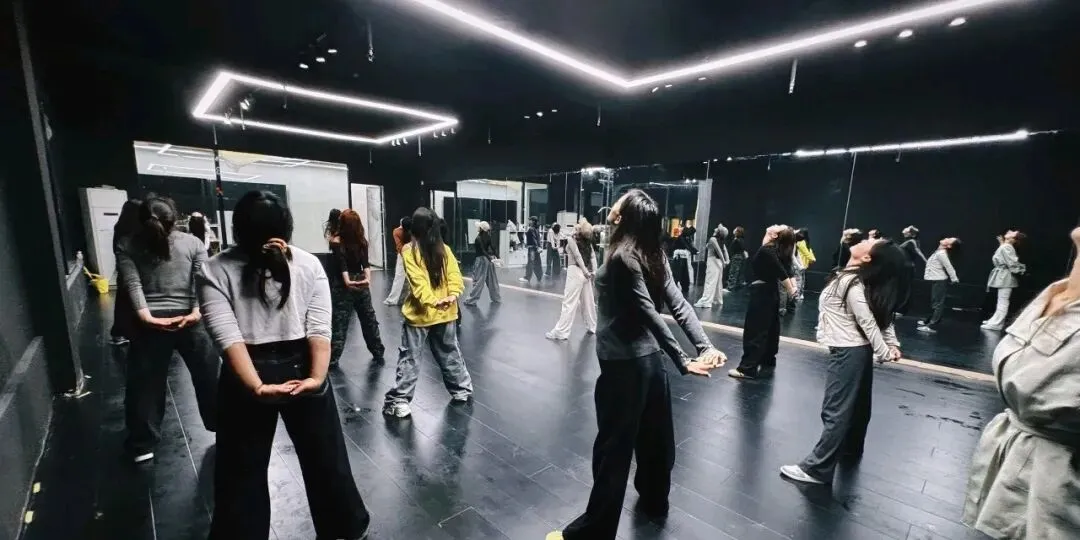 河源源城万达东江城营销中心新开一家10000平方综合运动馆!即将开业!(登记尊享首年免费)恒温游泳!健身!篮球羽毛球网球保龄球!