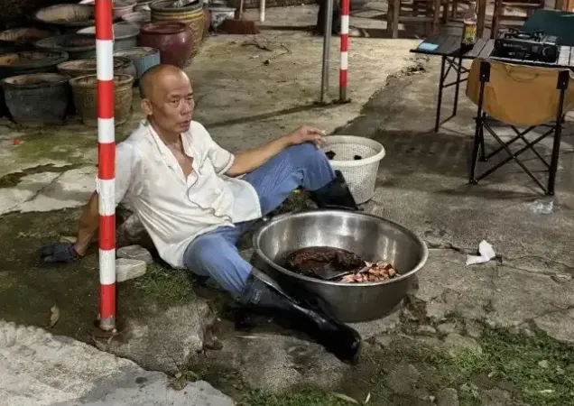 顺德莫氏鸡煲爆火,老板却反向营销“冻鸡,难吃,别来”