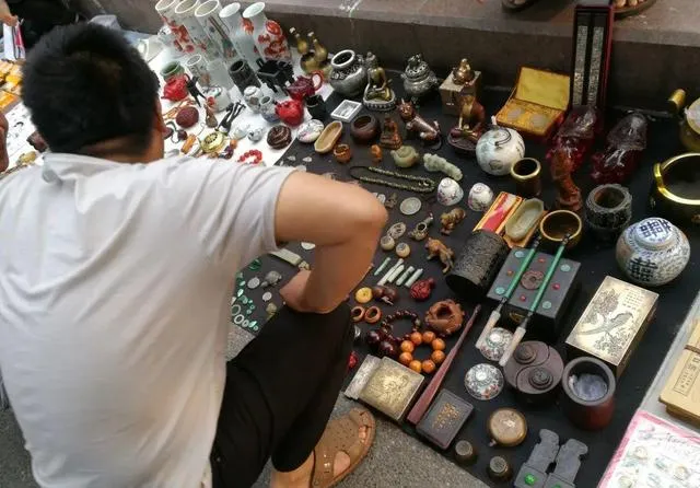 朋友在古玩市场花100元淘到几枚铝分币,还说自己捡到宝