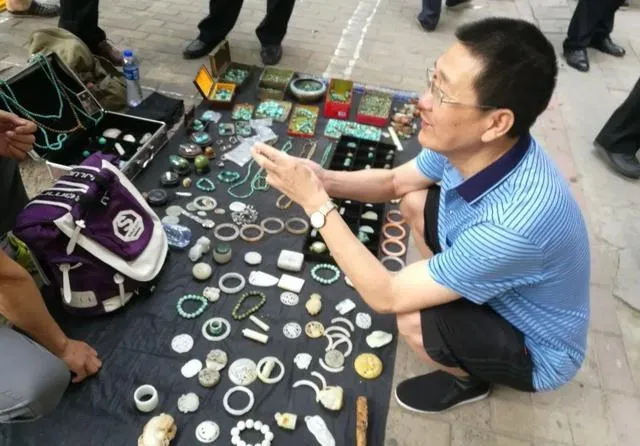 朋友在古玩市场花100元淘到几枚铝分币,还说自己捡到宝