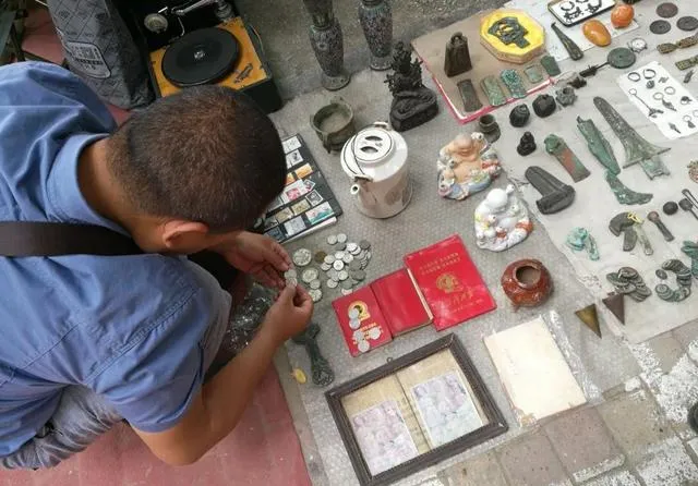朋友在古玩市场花100元淘到几枚铝分币,还说自己捡到宝