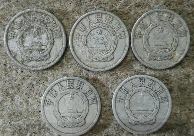 朋友在古玩市场花100元淘到几枚铝分币,还说自己捡到宝