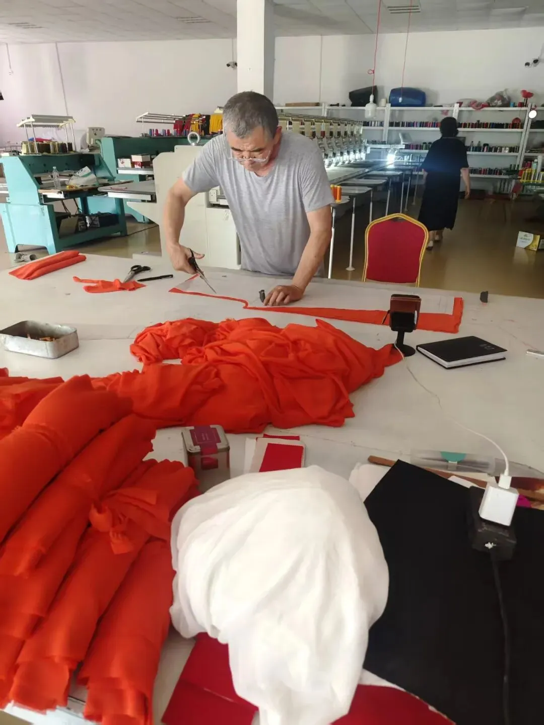 【市场】不识汉字的他,逼自己学会了电脑操作机器(2)