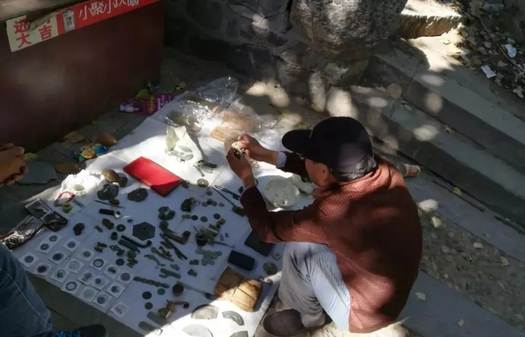 一夜暴富:在古玩市场收获两枚很小的铜钱,赚大了!