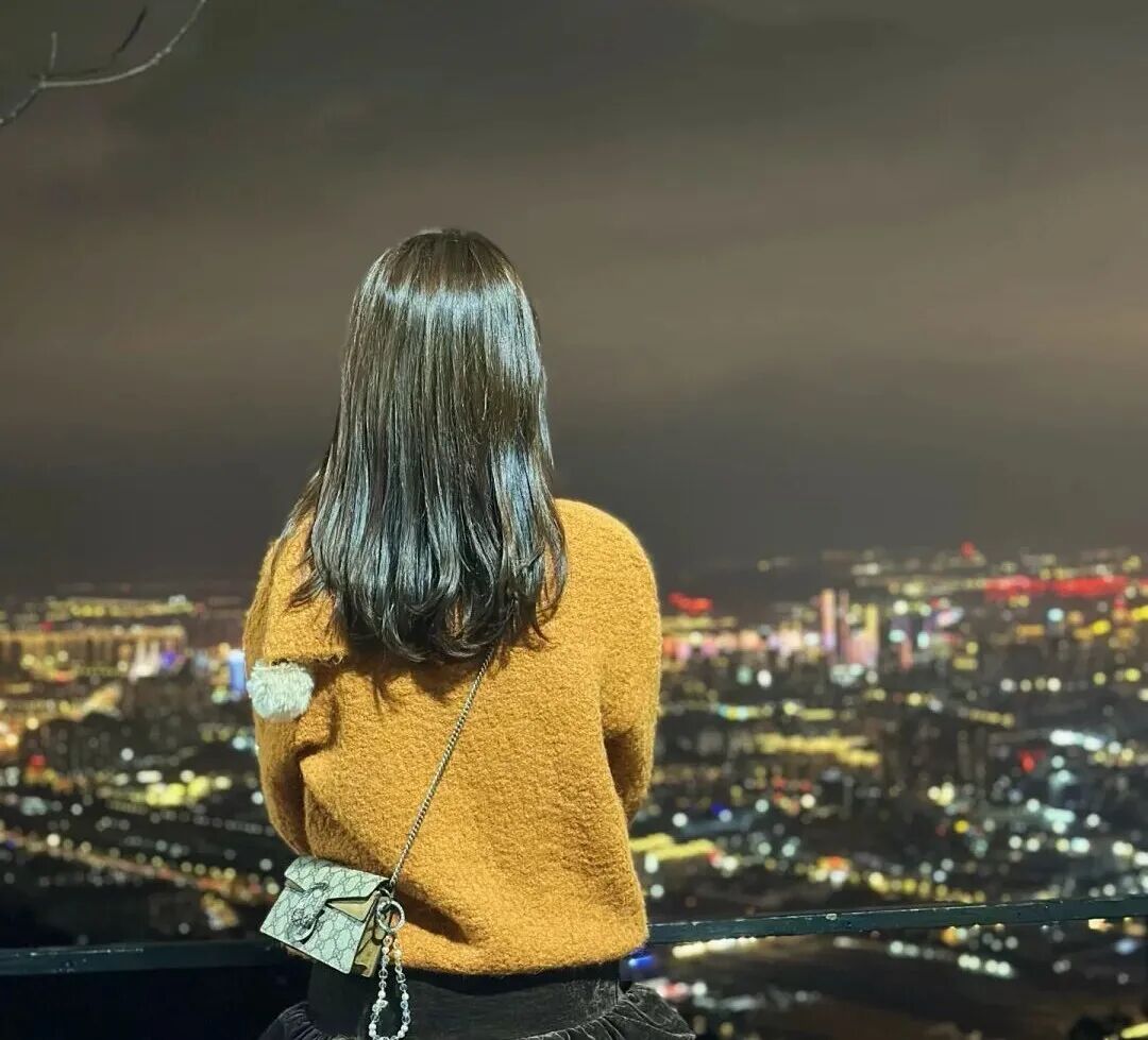 相亲市场早已悄悄形成一条扎心规律,体制内男生香饽饽,女生扎堆剩;体制外女生早早结婚生子,男生又大批剩下