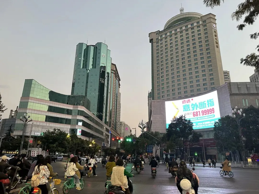 市场经济:生产商、监管方和消费者的三方游戏,必须加强市场监管