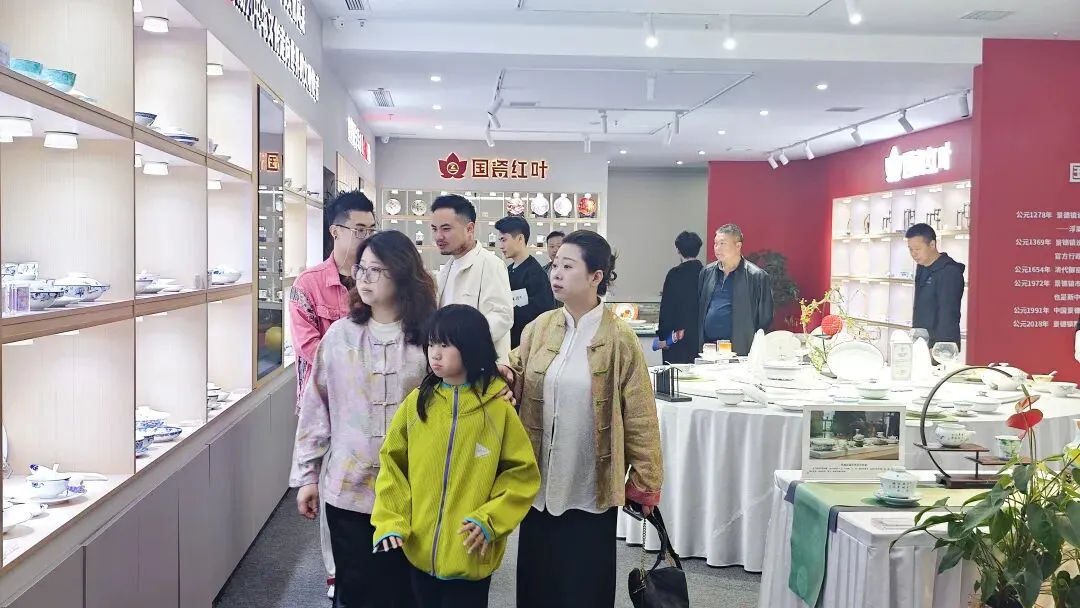 陶博城将领衔景德镇瓷器进军武夷山茶器市场