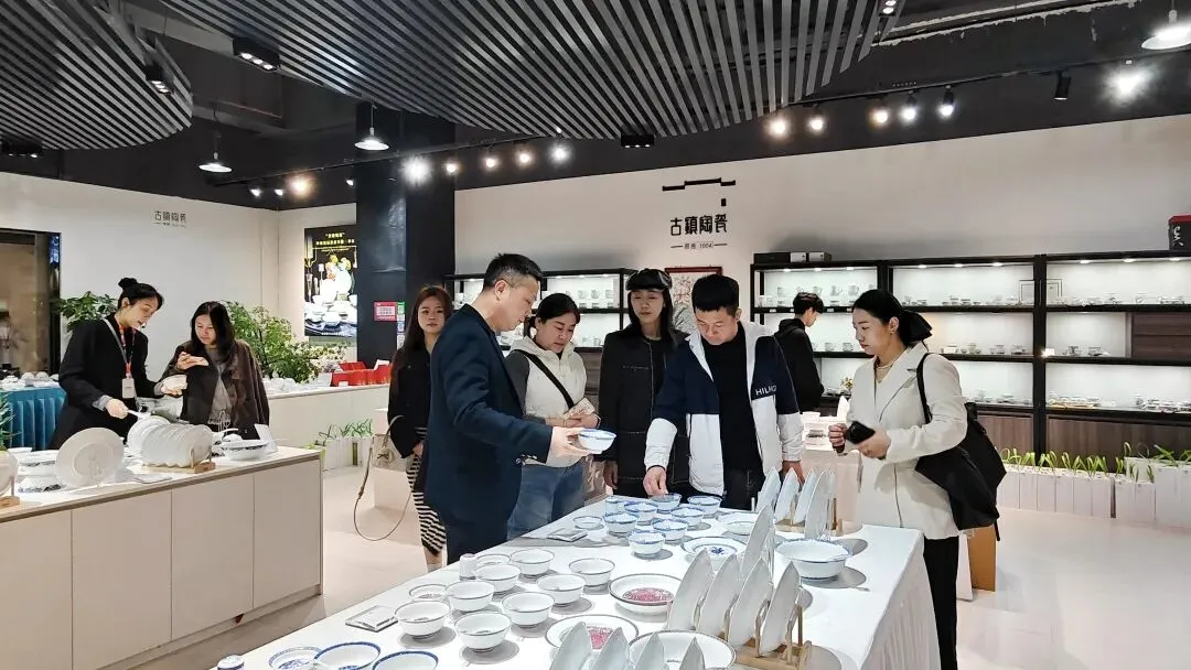 陶博城将领衔景德镇瓷器进军武夷山茶器市场