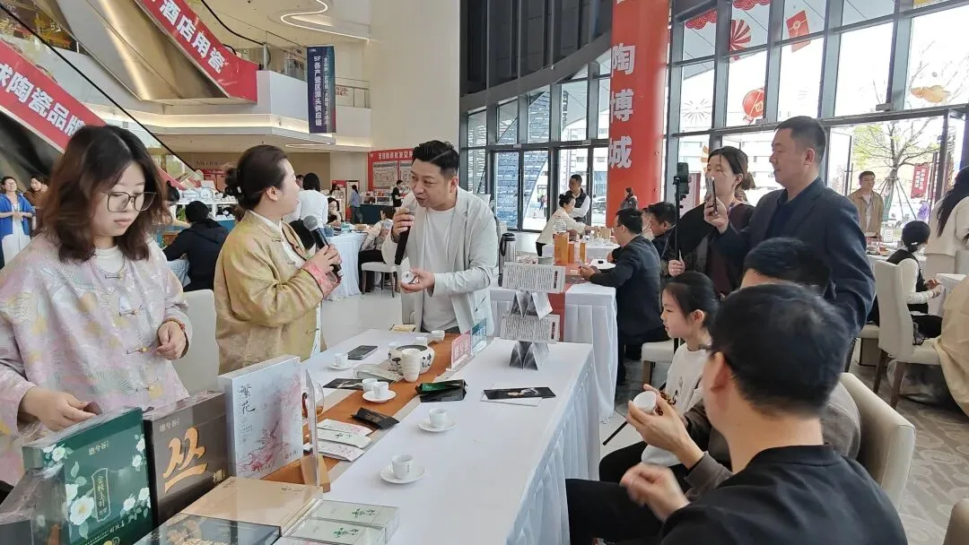 陶博城将领衔景德镇瓷器进军武夷山茶器市场