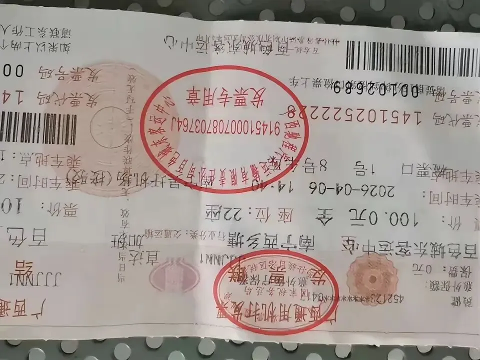 百色城东汽车站有人以领口罩的方式变相营销首饰