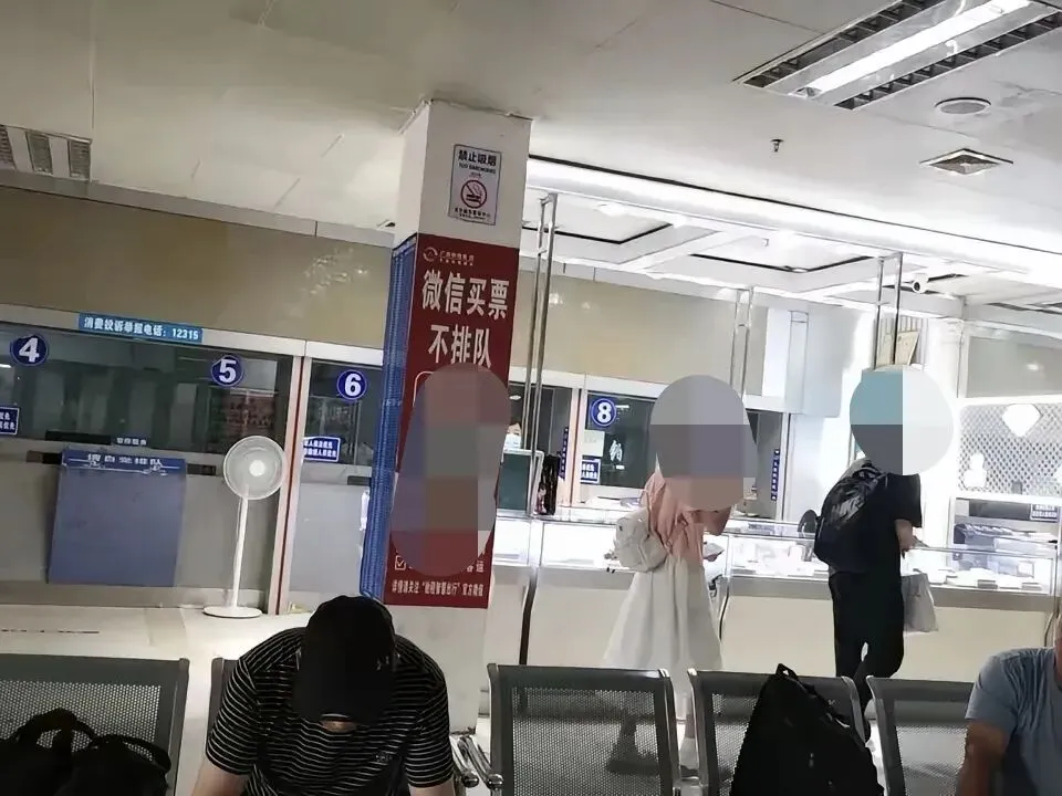 百色城东汽车站有人以领口罩的方式变相营销首饰