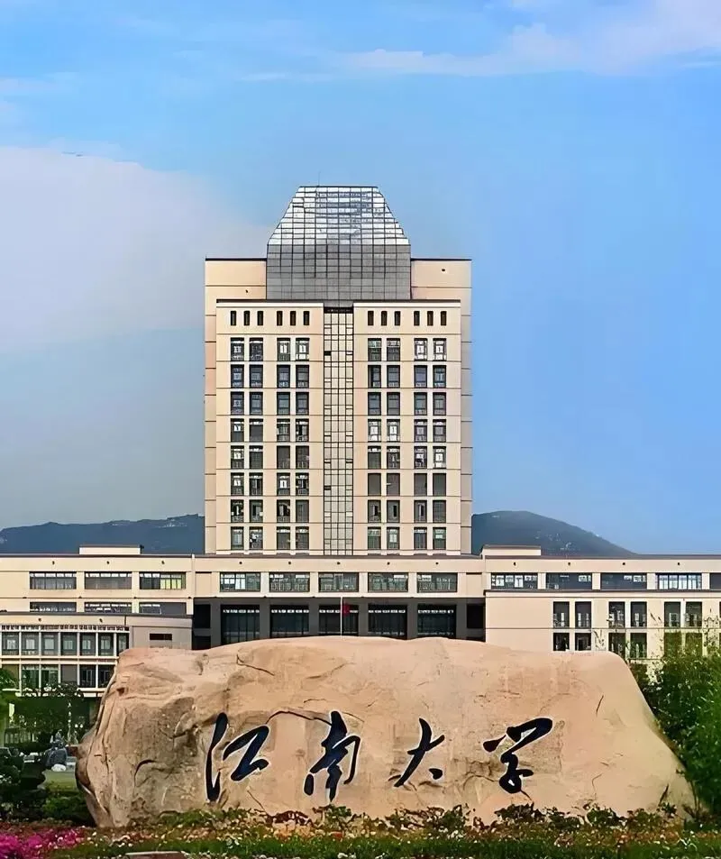 陆中浪主席对话江南大学滕乐法院长:共探营销创新与品牌增长,赋能校企高质量发展|《CECR对话第1校长》