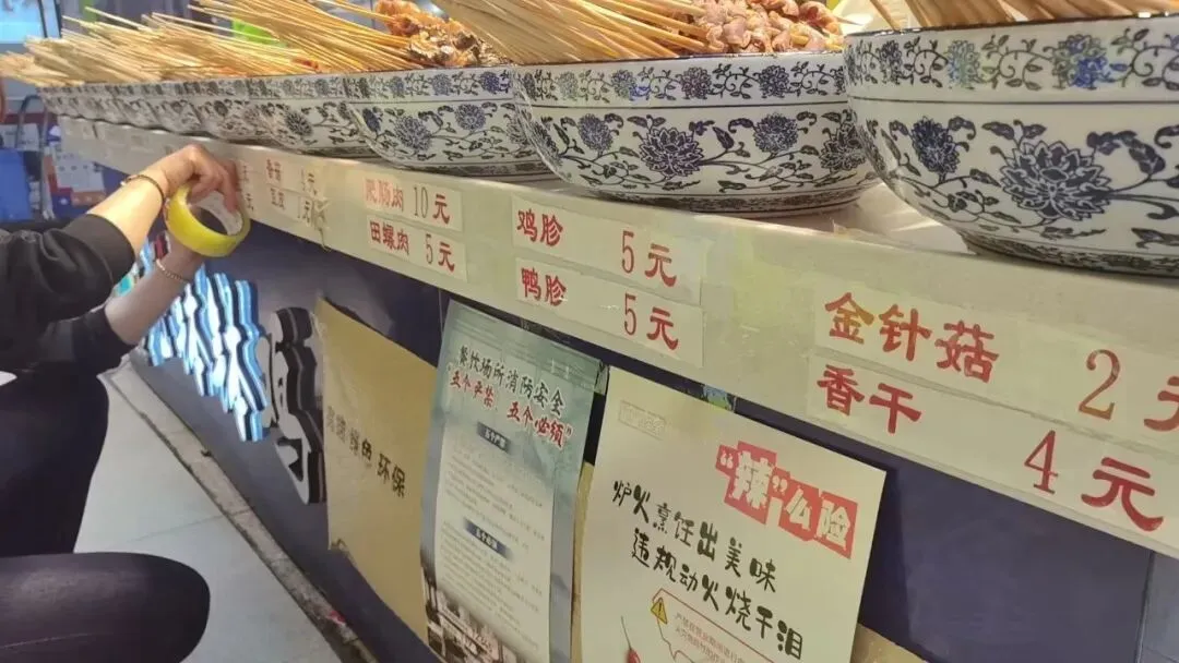 强化五一商圈市场巡查 全力守护消费环境