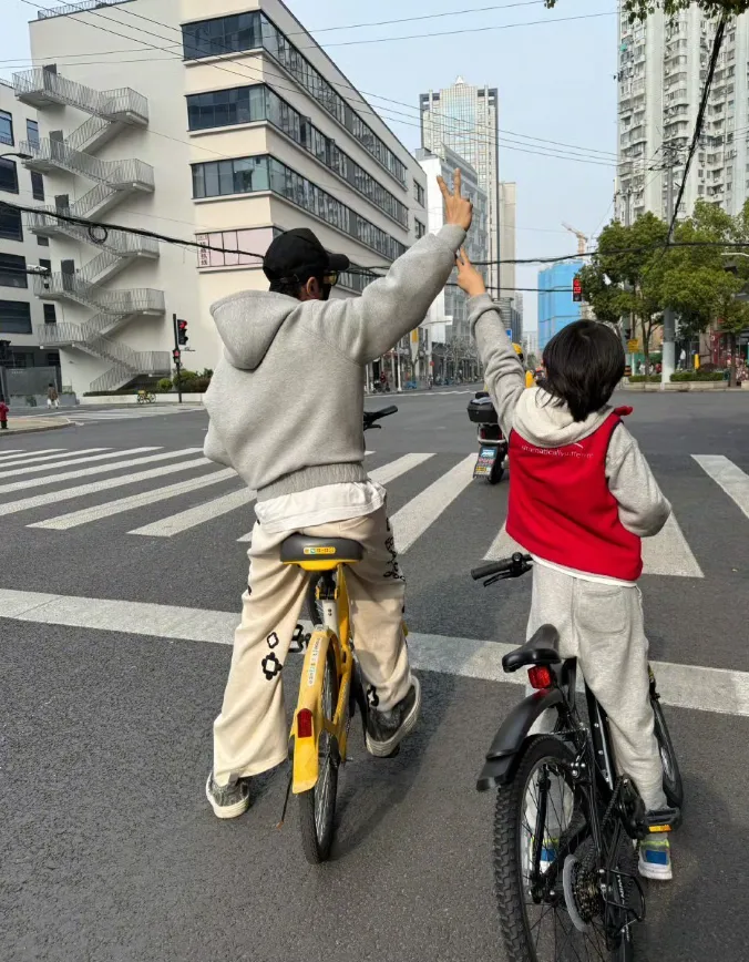 黄晓明发文道歉,营销爱孩子人设翻车?已主动去交警部门接受处罚