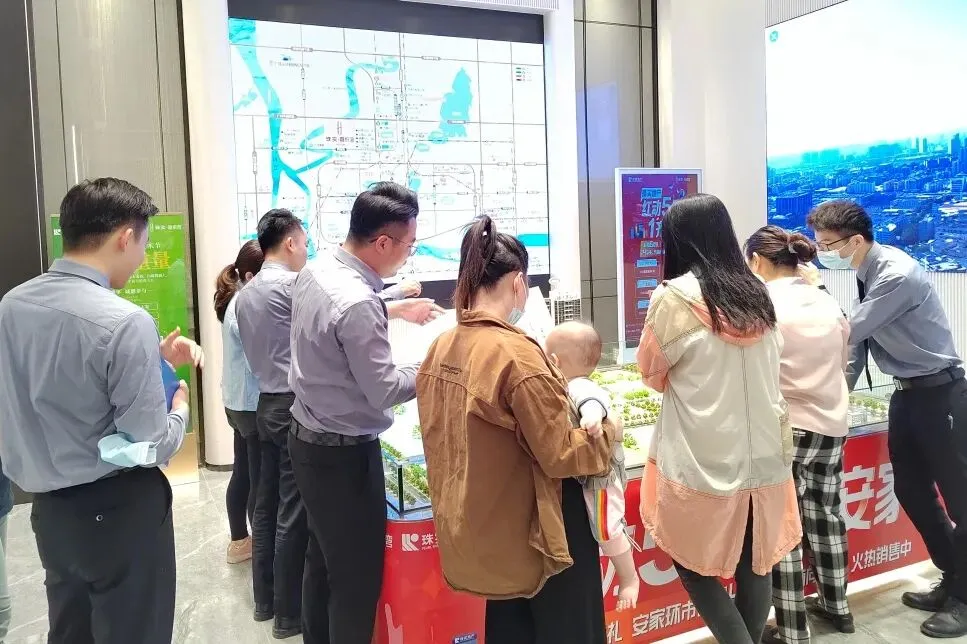 新春坚守岗位 珠实地产营销服务不打烊