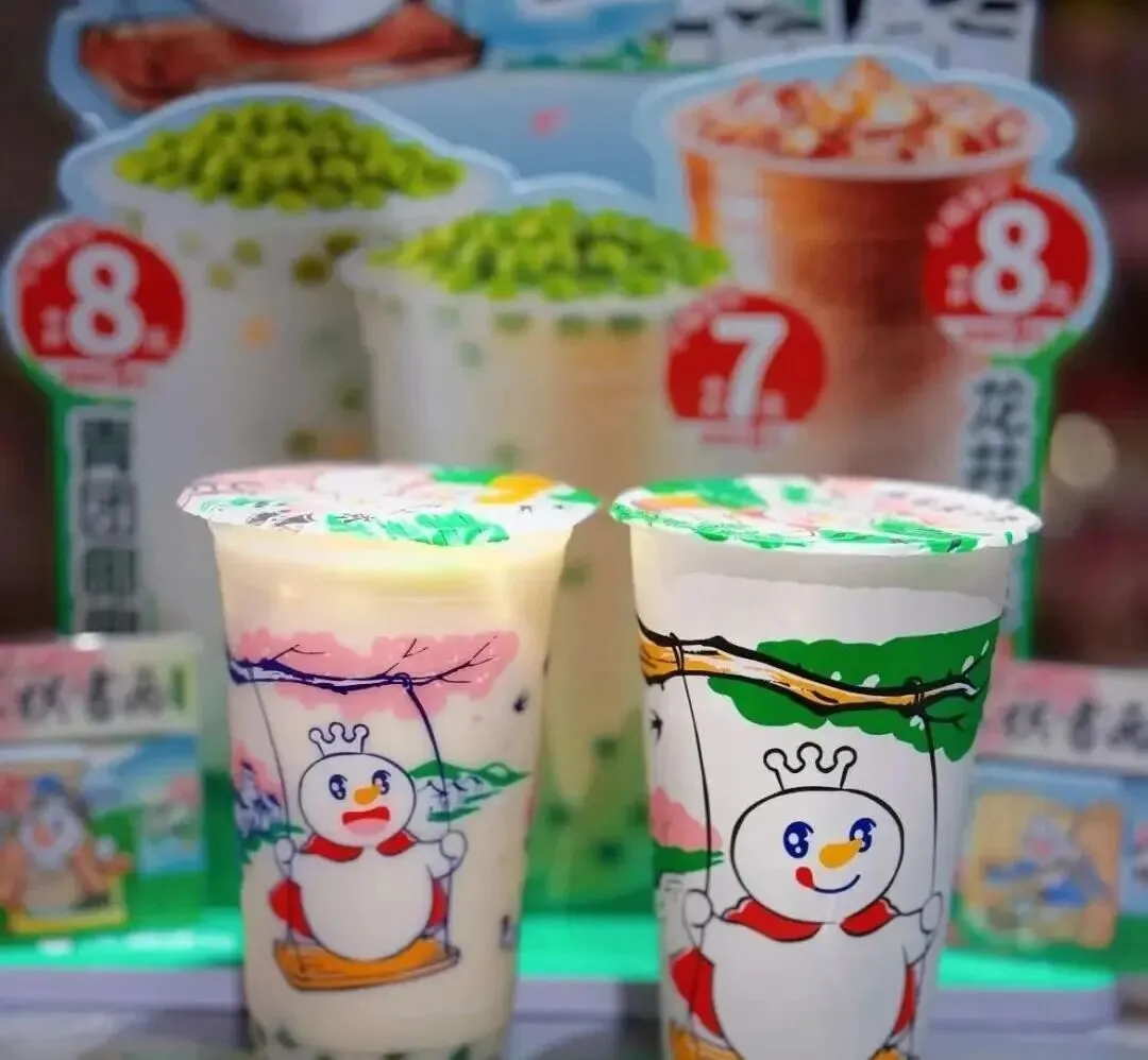 蜜雪冰城的杯子又出圈了?土味营销正在刷新底线!