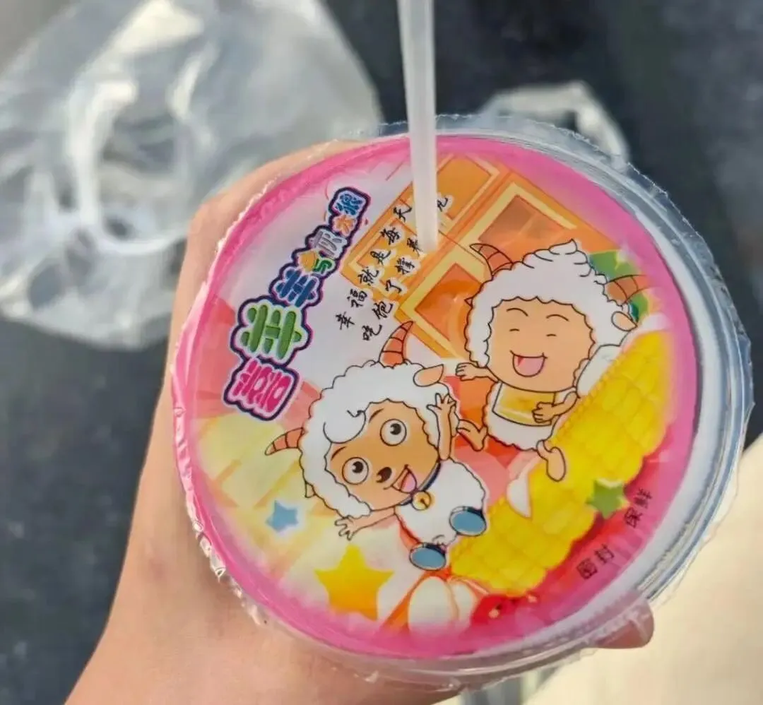 蜜雪冰城的杯子又出圈了?土味营销正在刷新底线!