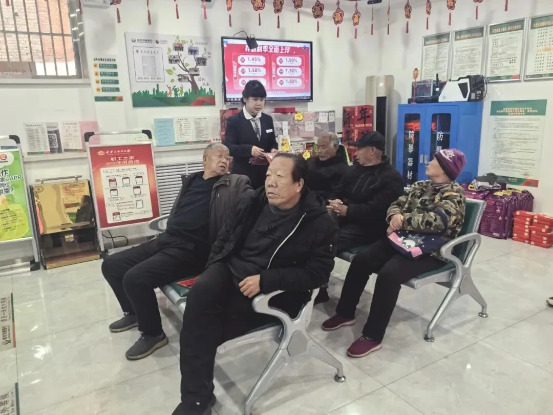 综合营销标兵丨深耕金融服务,3800+微信好友书写王娜莉营销华章