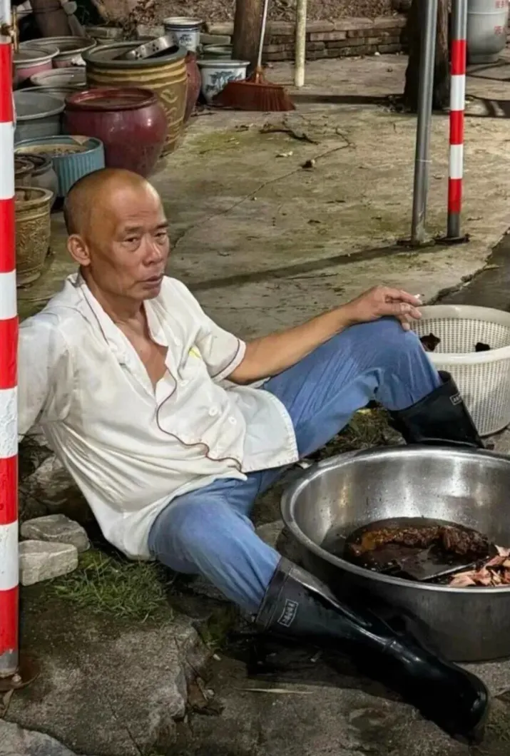 ＂最不想火＂的鸡煲店老板:反向营销爆火,小生意流量密码