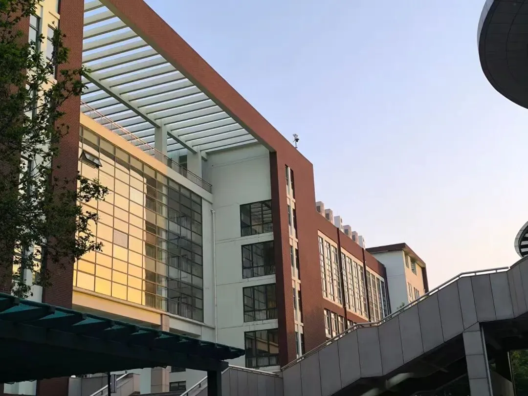 校园春正好 芳华启新程丨新媒体营销社团开展校园摄影活动