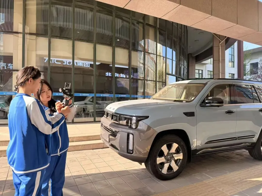 校园春正好 芳华启新程丨新媒体营销社团开展校园摄影活动