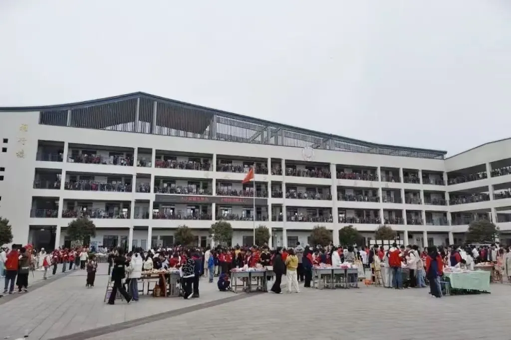 溆浦:跳蚤市场融公益,禁毒科普护成长