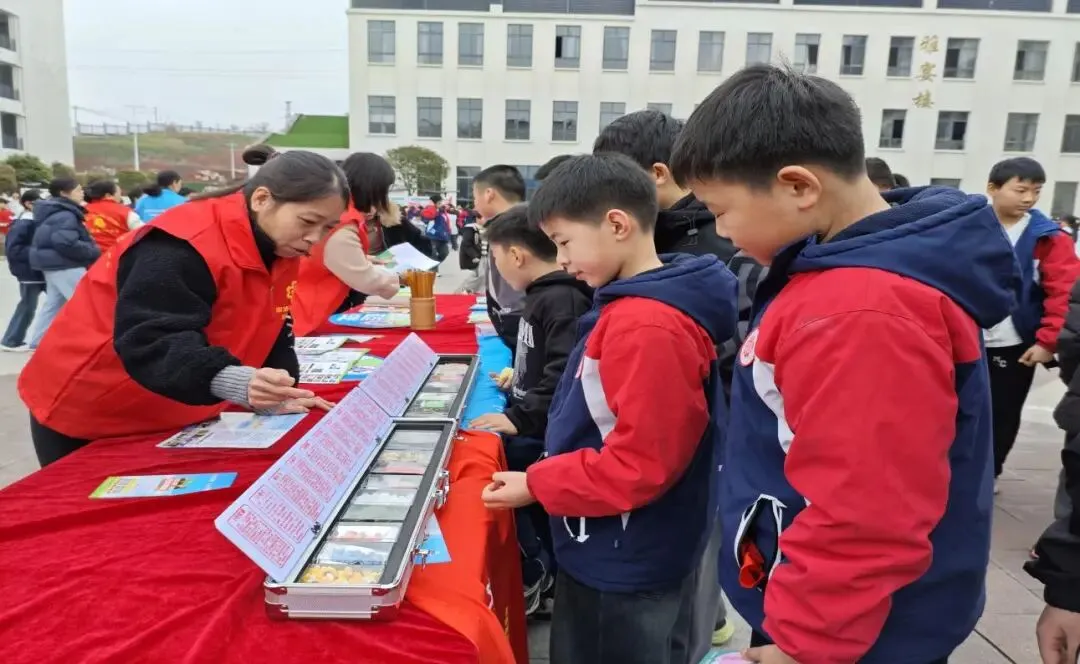 溆浦:跳蚤市场融公益,禁毒科普护成长