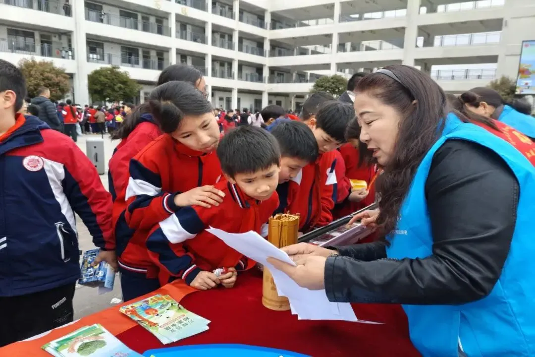 溆浦:跳蚤市场融公益,禁毒科普护成长