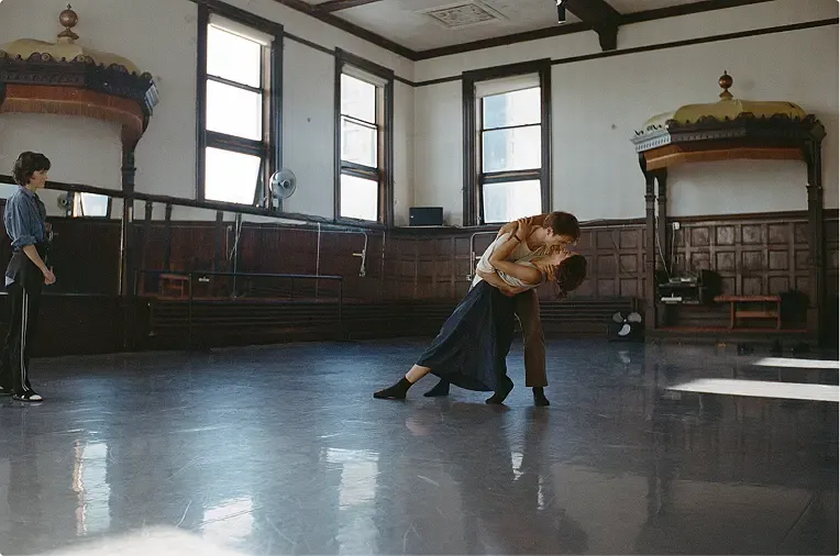 把争议事件藏进爱情喜剧,这次营销真的过界了?