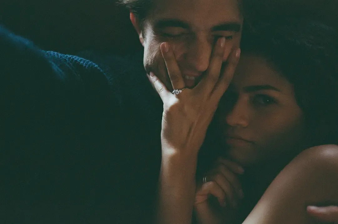 把争议事件藏进爱情喜剧,这次营销真的过界了?