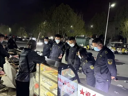 气温回升夜市火!中牟市场监管守护烟火气里的安全
