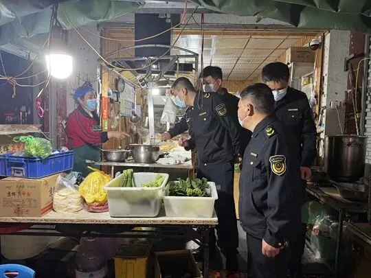 气温回升夜市火!中牟市场监管守护烟火气里的安全