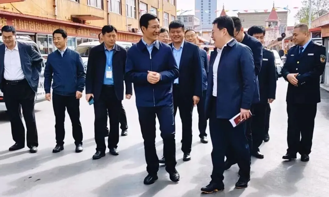 罗庄区委副书记、区长张强莅临沂州农贸市场,专项调研水产、鲜肉制品食品安全工作