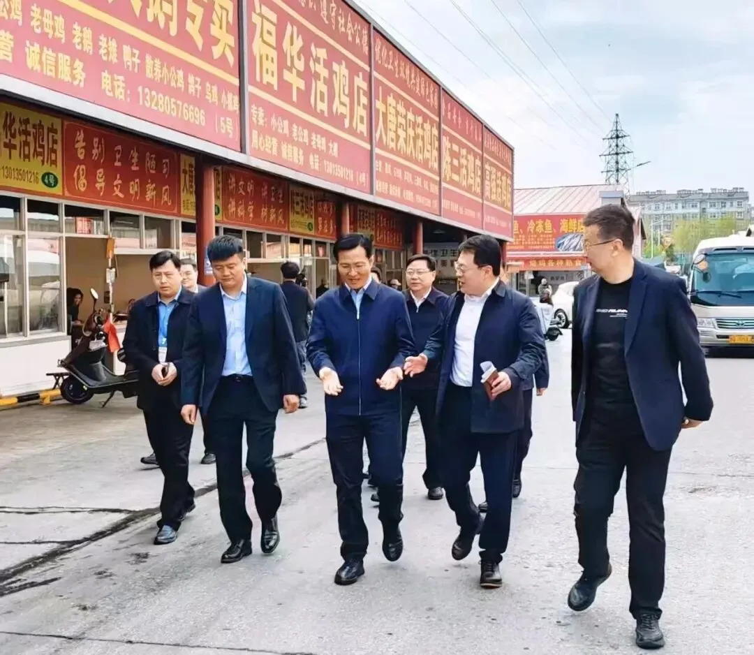 罗庄区委副书记、区长张强莅临沂州农贸市场,专项调研水产、鲜肉制品食品安全工作