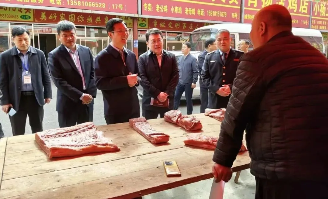 罗庄区委副书记、区长张强莅临沂州农贸市场,专项调研水产、鲜肉制品食品安全工作