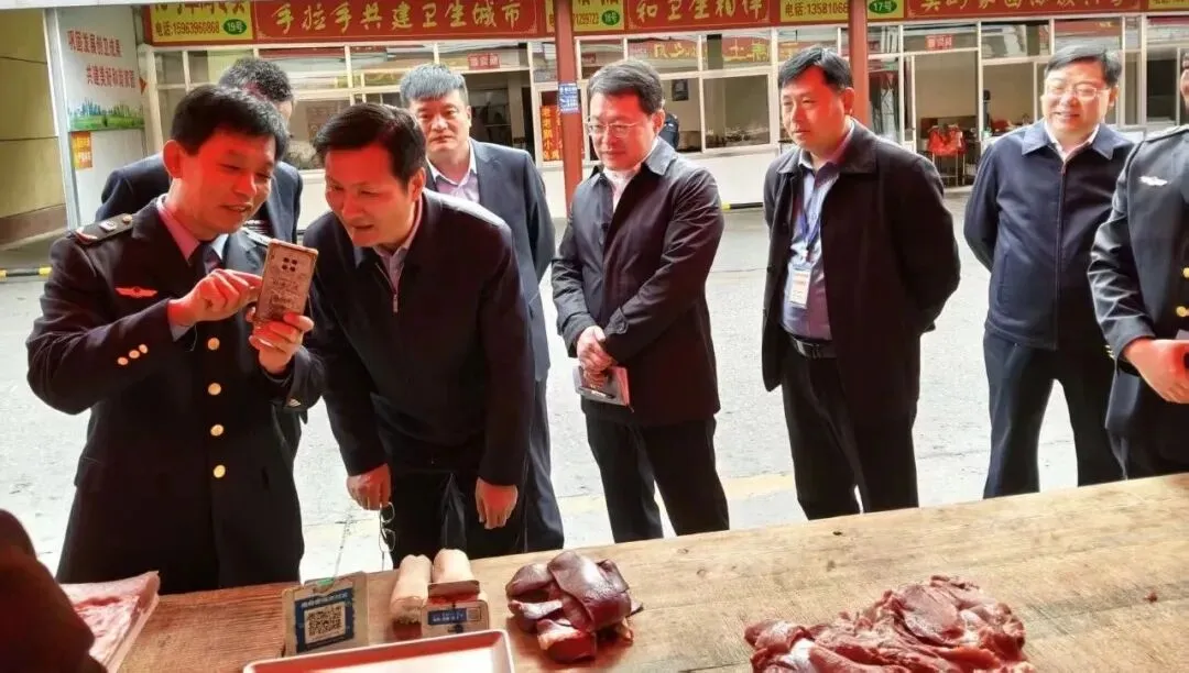 罗庄区委副书记、区长张强莅临沂州农贸市场,专项调研水产、鲜肉制品食品安全工作