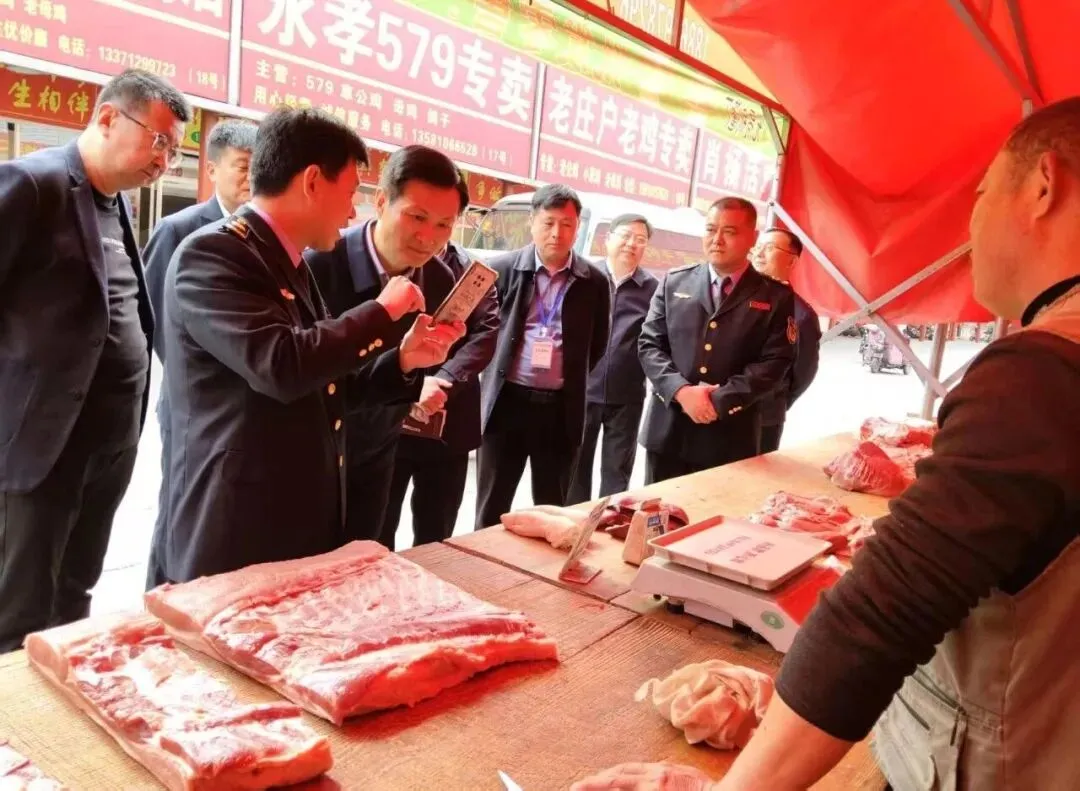 罗庄区委副书记、区长张强莅临沂州农贸市场,专项调研水产、鲜肉制品食品安全工作