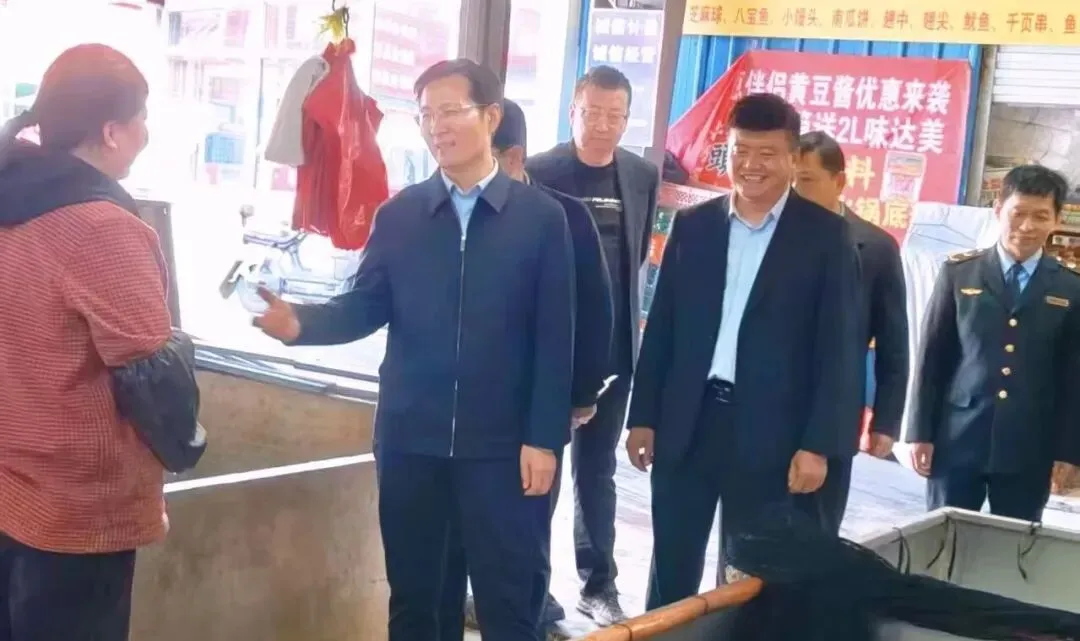 罗庄区委副书记、区长张强莅临沂州农贸市场,专项调研水产、鲜肉制品食品安全工作