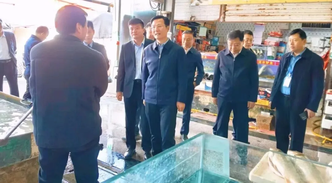 罗庄区委副书记、区长张强莅临沂州农贸市场,专项调研水产、鲜肉制品食品安全工作
